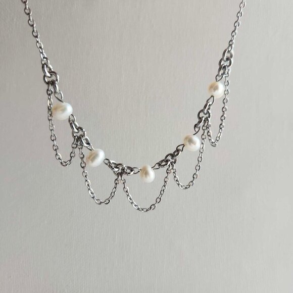 Gothic Coquette white freshwater pearl chandelier necklace with a silver chain - Picture 5 of 9